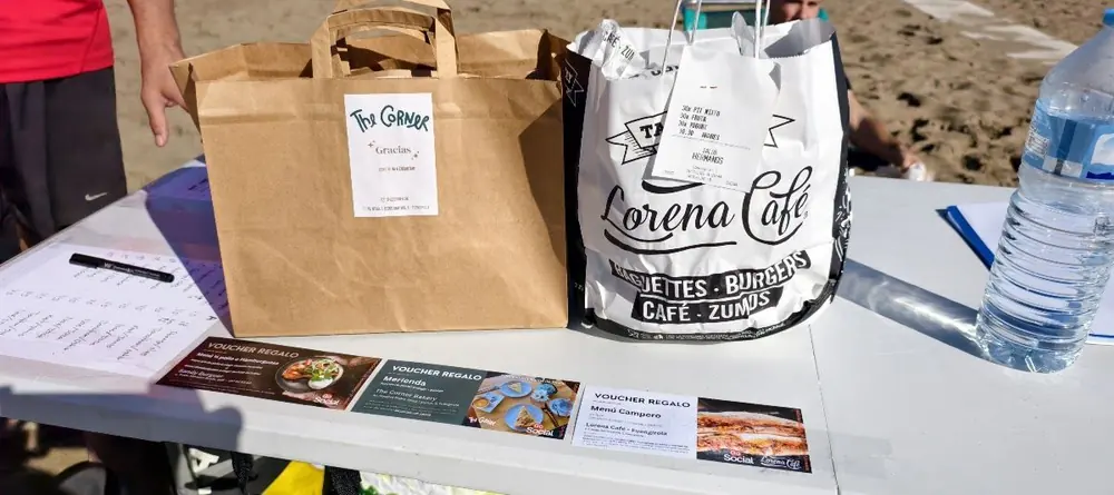 Bolsa de Lorena Café y botella de agua en la mesa de acreditación