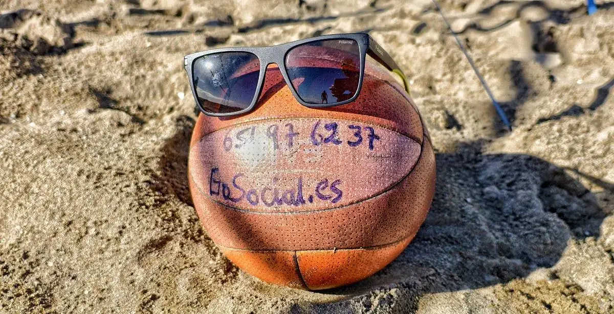 Balón de GoSocial con gafas de sol sobre la arena