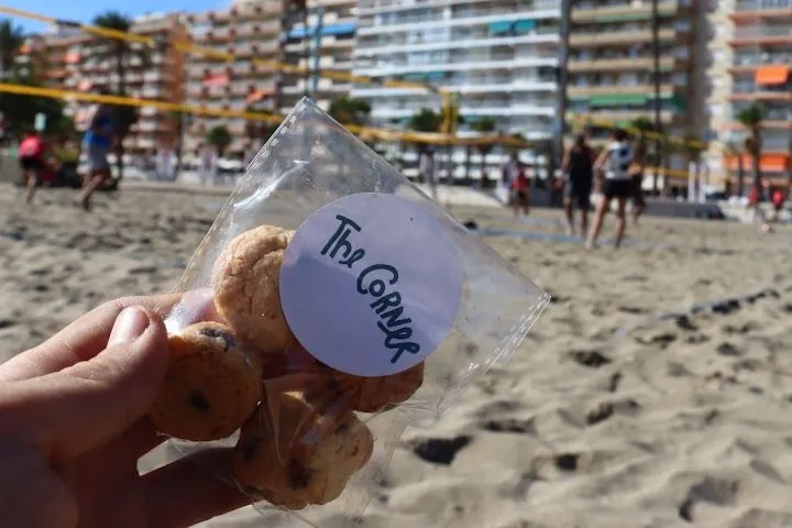 Bolsa de galletas de The Corner en la playa