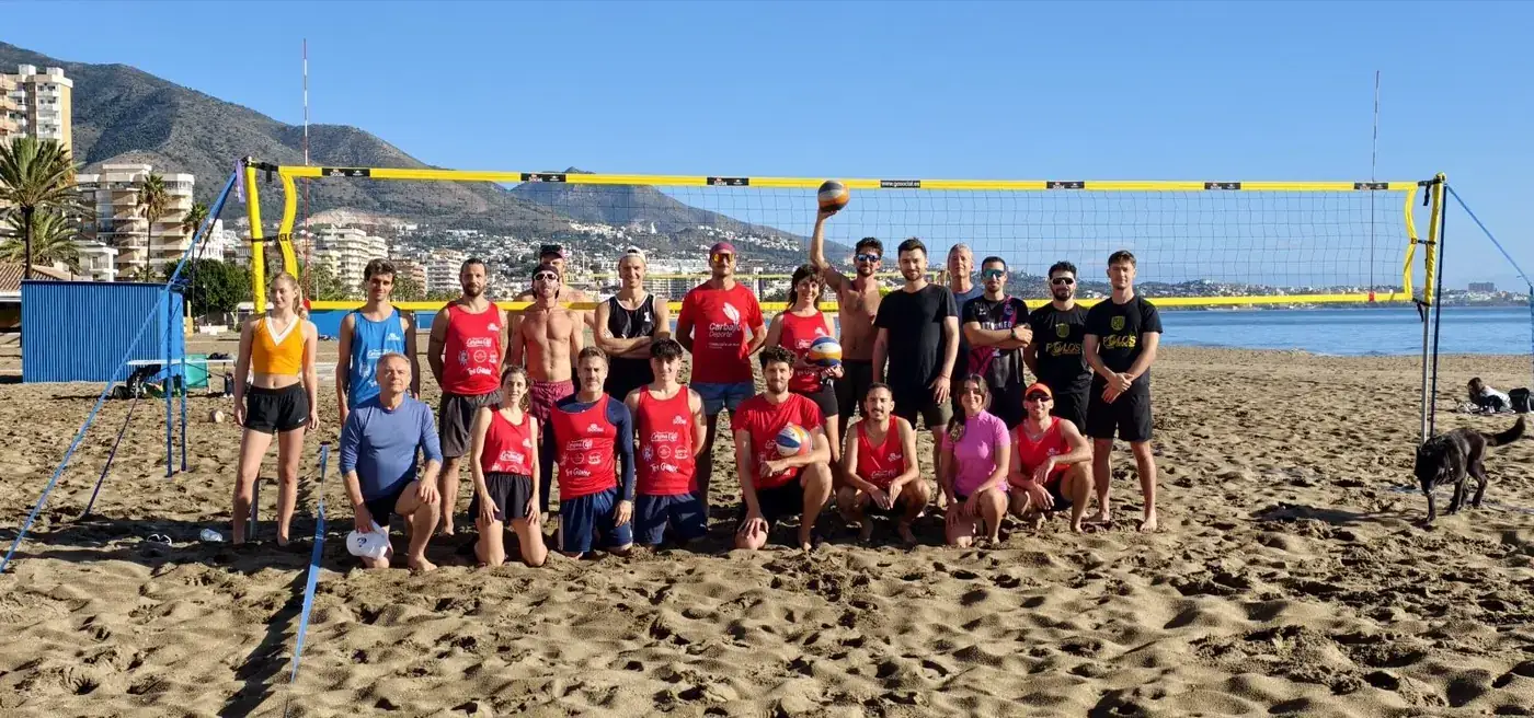 Foto de grupo de la Liga de Otoño 2025 en la Playa de las Gaviotas