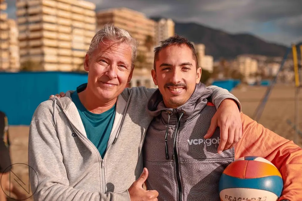 Dos jugadores sonrientes con un balón en la Playa de las Gaviotas
